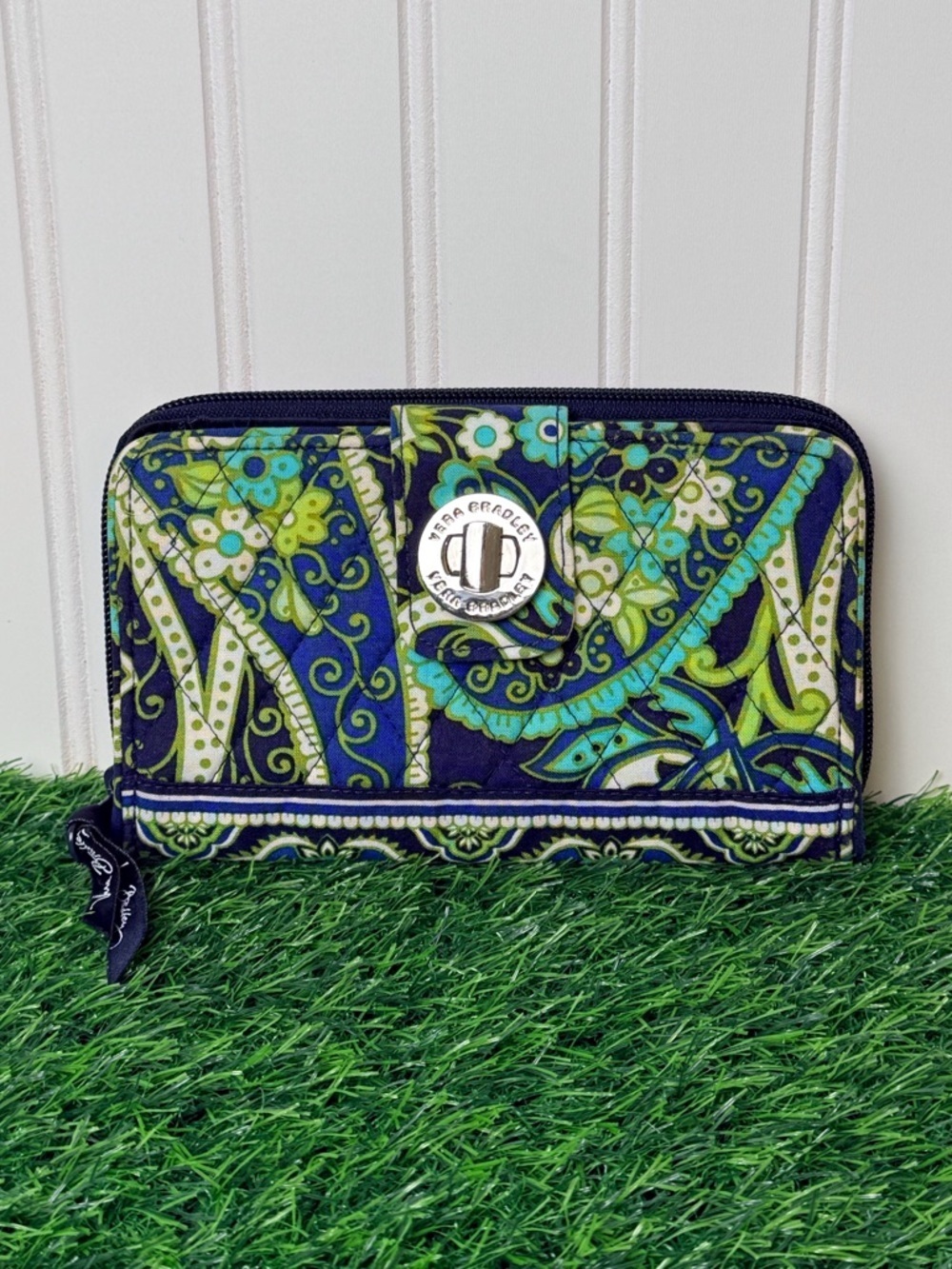 Vera Bradley RETIRED Rhythm & Blues Turn Lock Wallet in Navy/Teal/Lime GUC